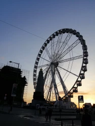 Venez faire un tour à la Grande Roue de Bruxelles sur la place Poelaert