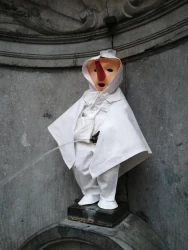 Manneken-Pis enfile son costume de Blanc Moussi