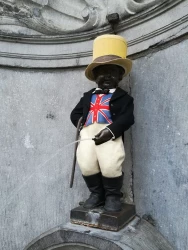 Manneken-Pis enfile son costume de John Bull