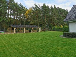 Wiata z dachem z paneli fotowoltaicznych – 9,9 kWp + magazyn 10 kWh