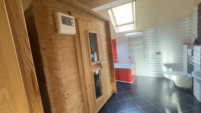 Jednorodzinny Dom z Pralnią Chemiczno-Wodną - zdjęcie 5