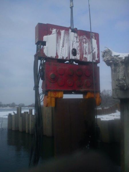 Używany wibromłot PVE 40 VM do pracy na dźwigu - zdjęcie 1