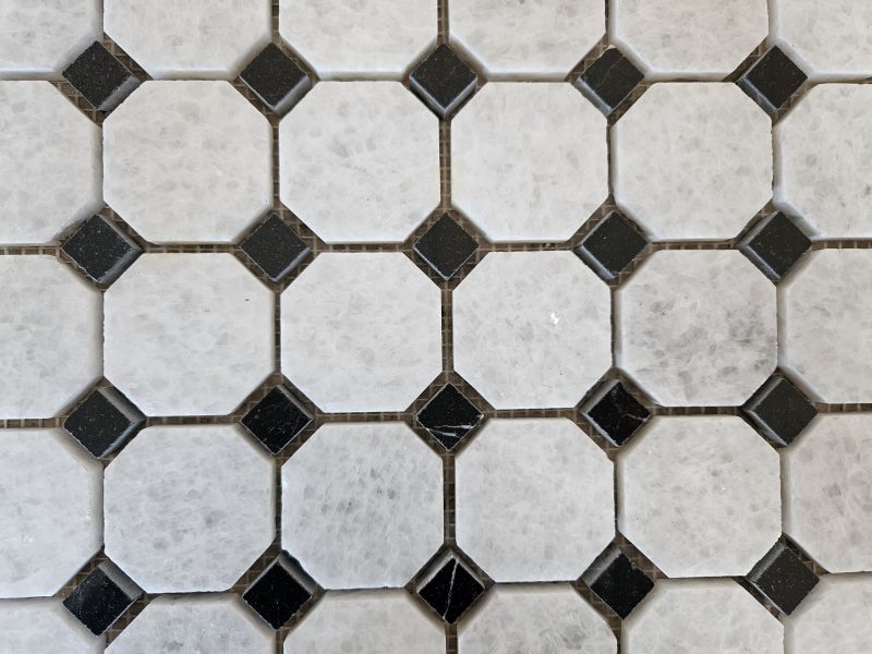 Mozaika marmurowa oktagonalna dwukolorowa 30,5x30,5x1 poler - zdjęcie 6