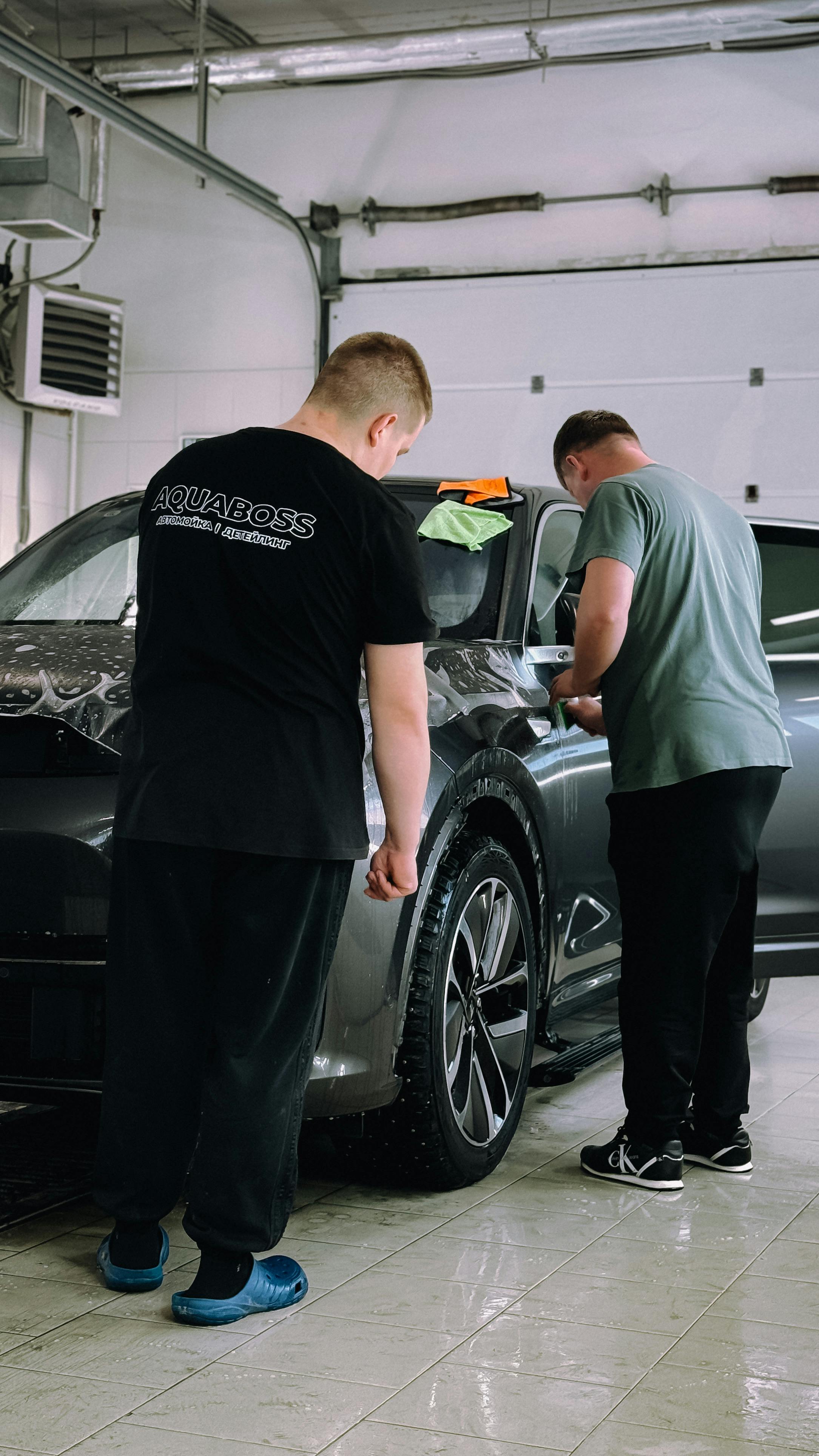 Henkilö vertailee autovakuutuksien hintoja kannettavalla tietokoneella kahvikupin ääressä.