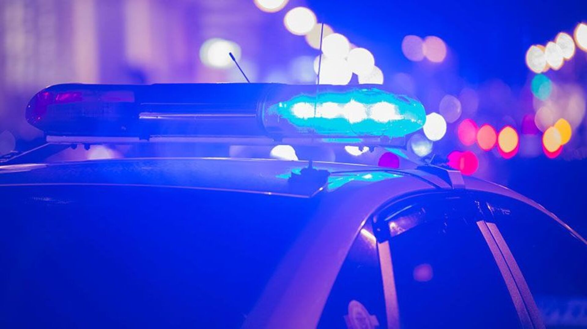 Polizeiauto mit eingeschaltetem Blaulicht