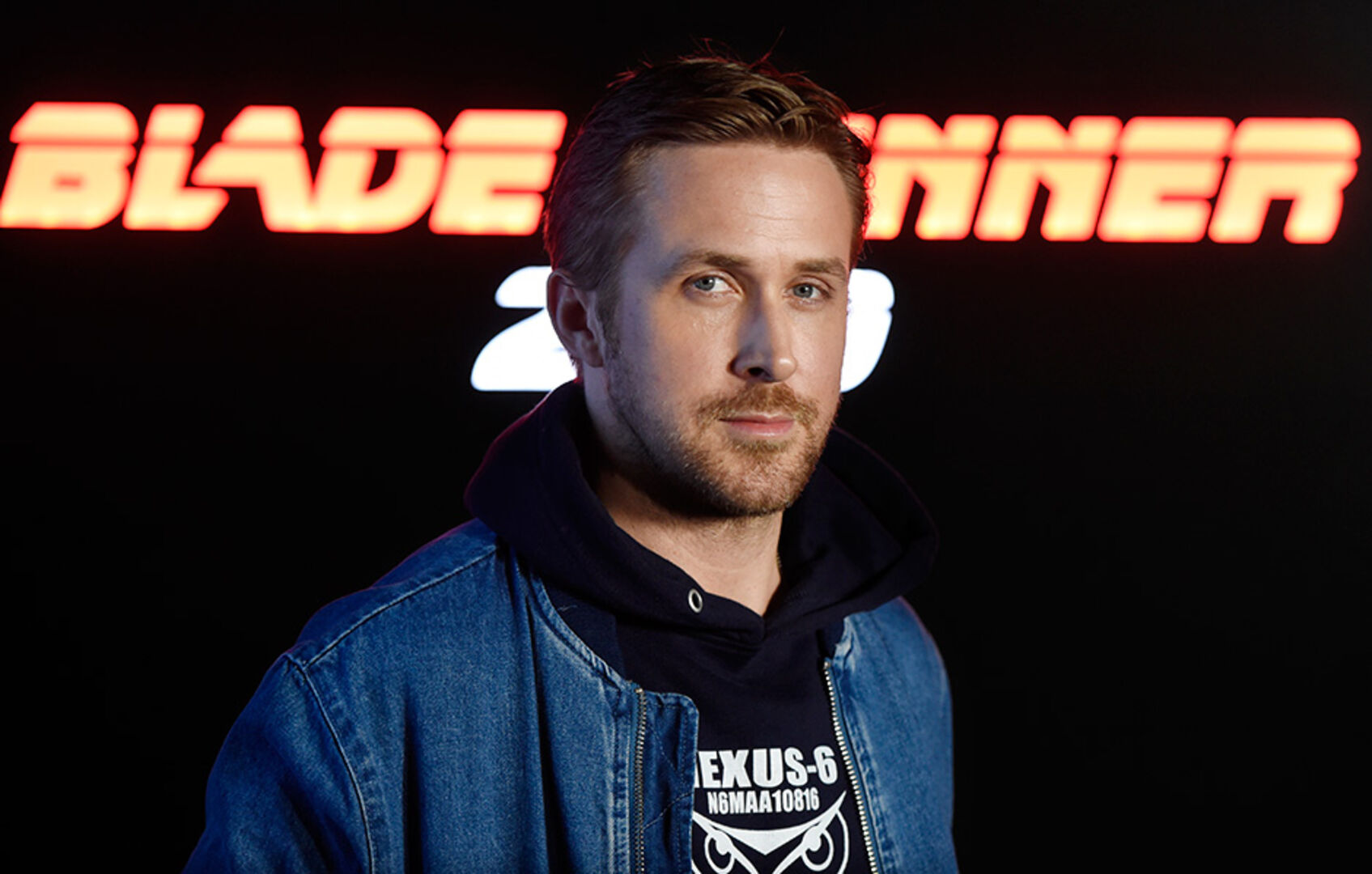 Ryan Gosling mit ernstem Gesichtsausdruck