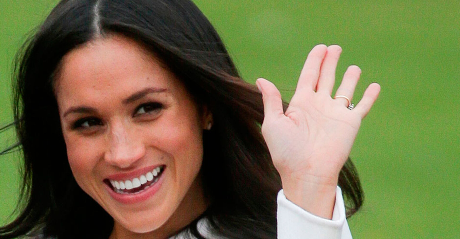 Meghan Markle winkt