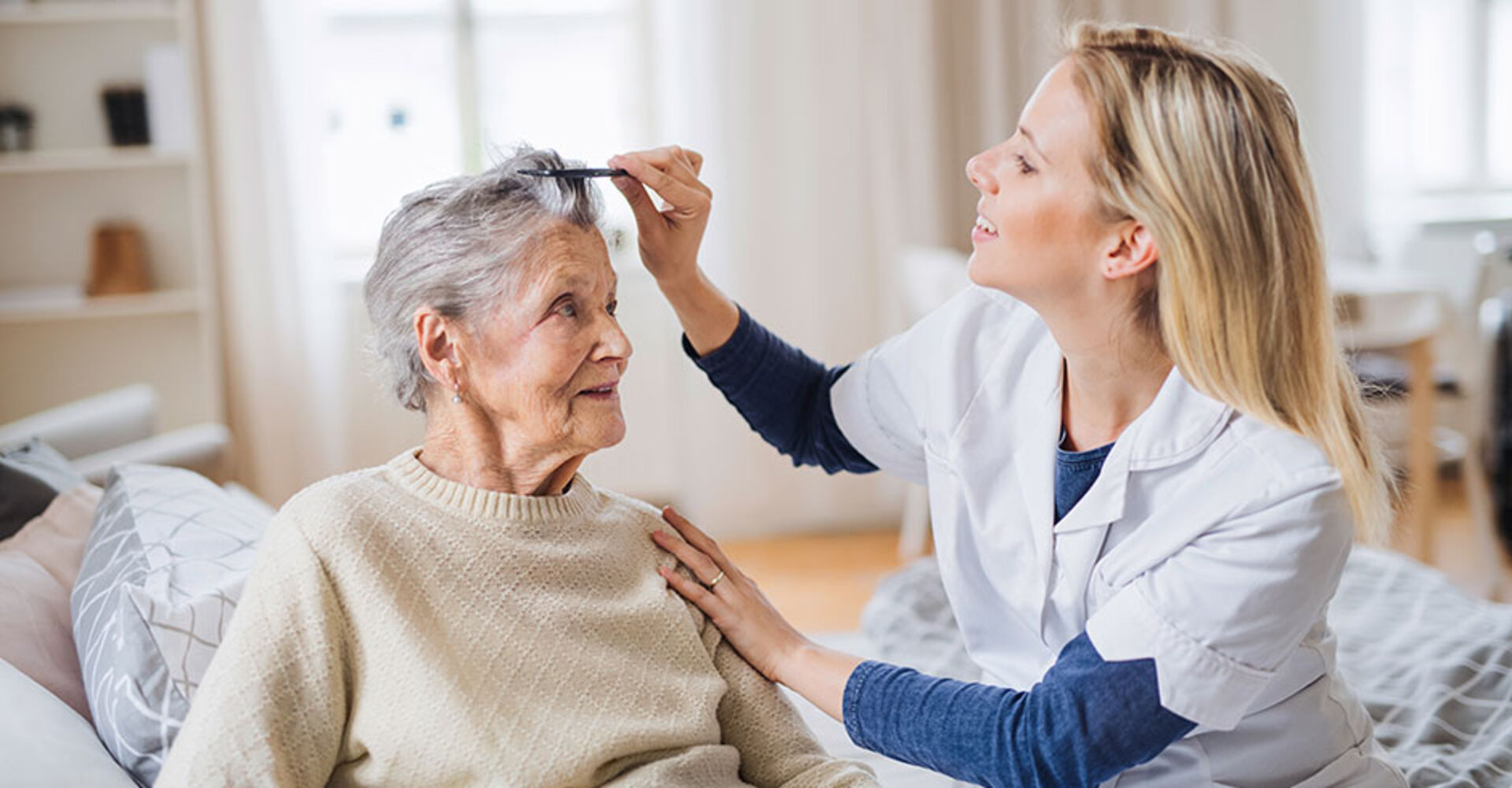 Pflege einer älteren Frau