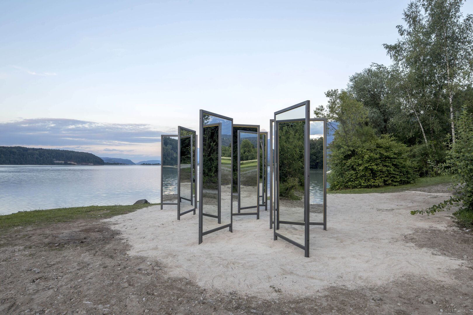 Armin Guerinos Installation "20 spiegel"