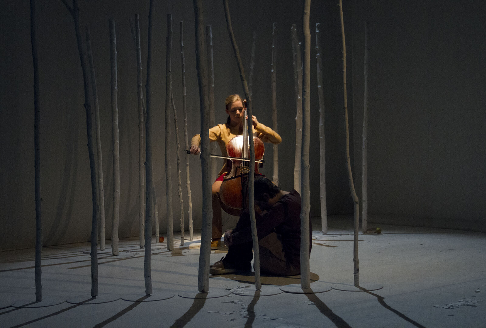 Genreübergreifende Performance mit Schauspiel, Musik, Chor und Fotografie