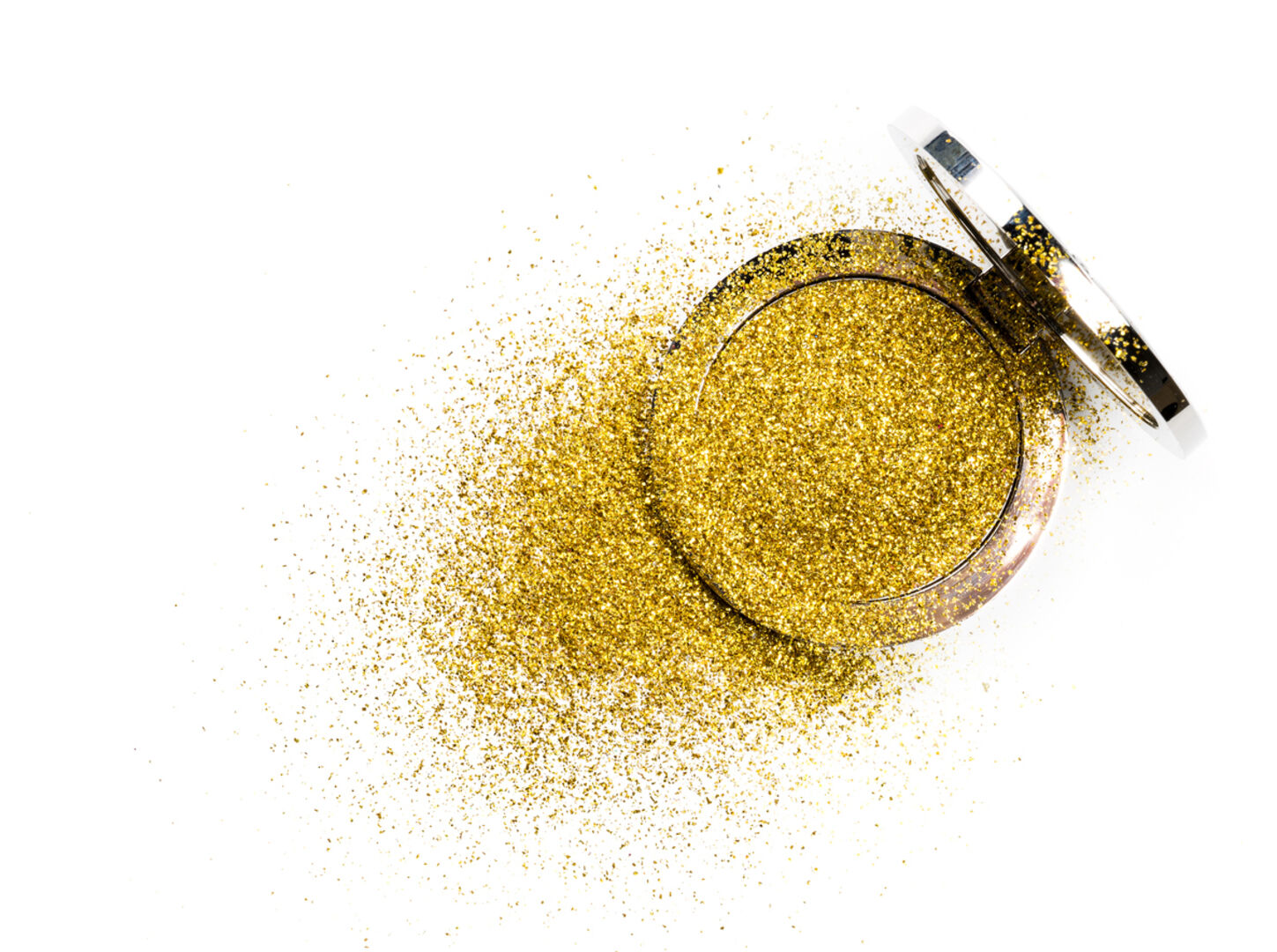Geöffnete Lidschattendose mit golden schimmerndem Lidschatten