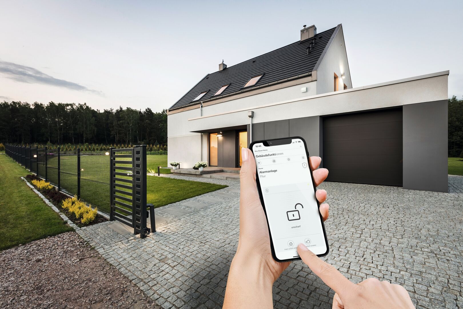 Via App wird von unterwegs die Alarmanlage aktiviert.