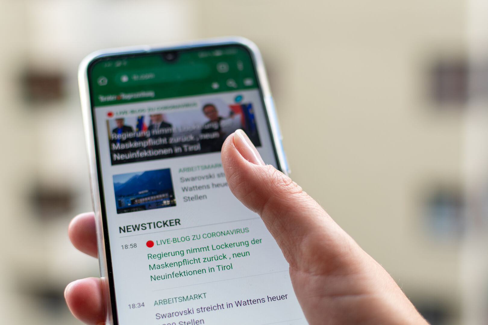 Nachrichten checken übers Handy