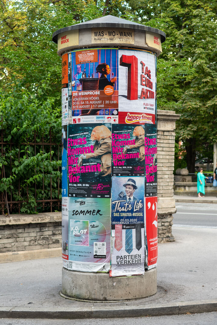 Litfaßsäulen sind noch heute Anschlagtafeln