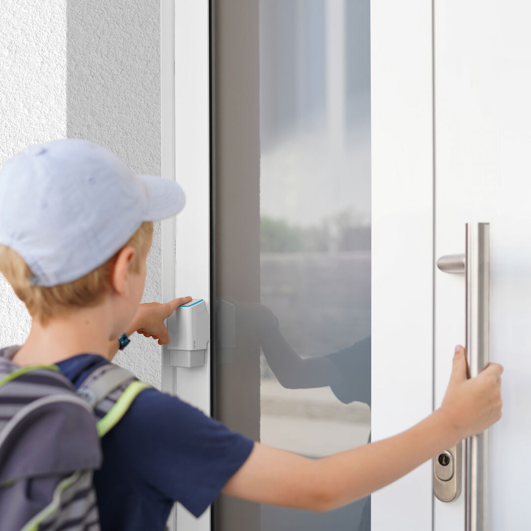 Junge öffnet via Fingerprint die Tür