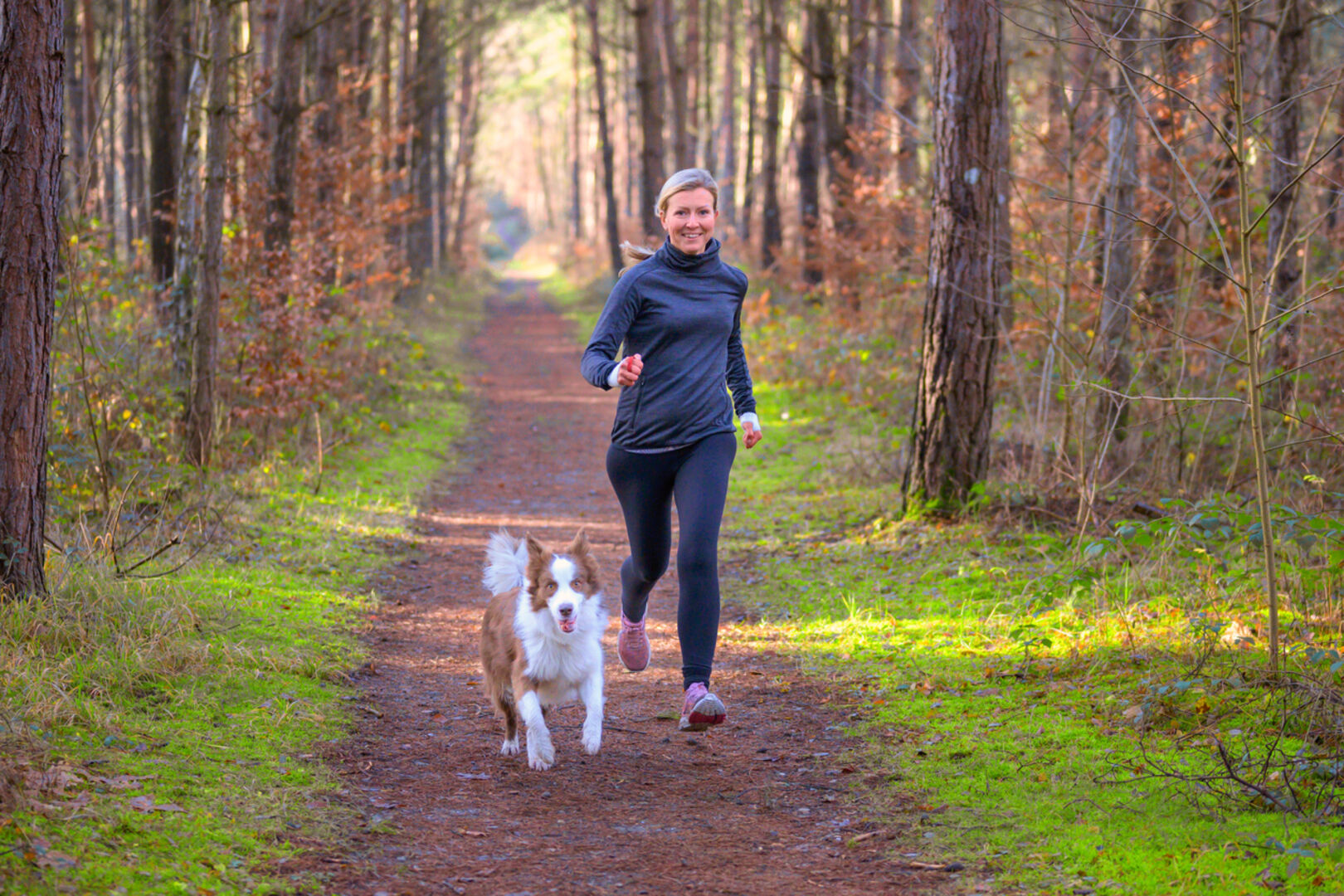 Läuferin mit Hund - Sport verhilft zu erholsamem Schlaf