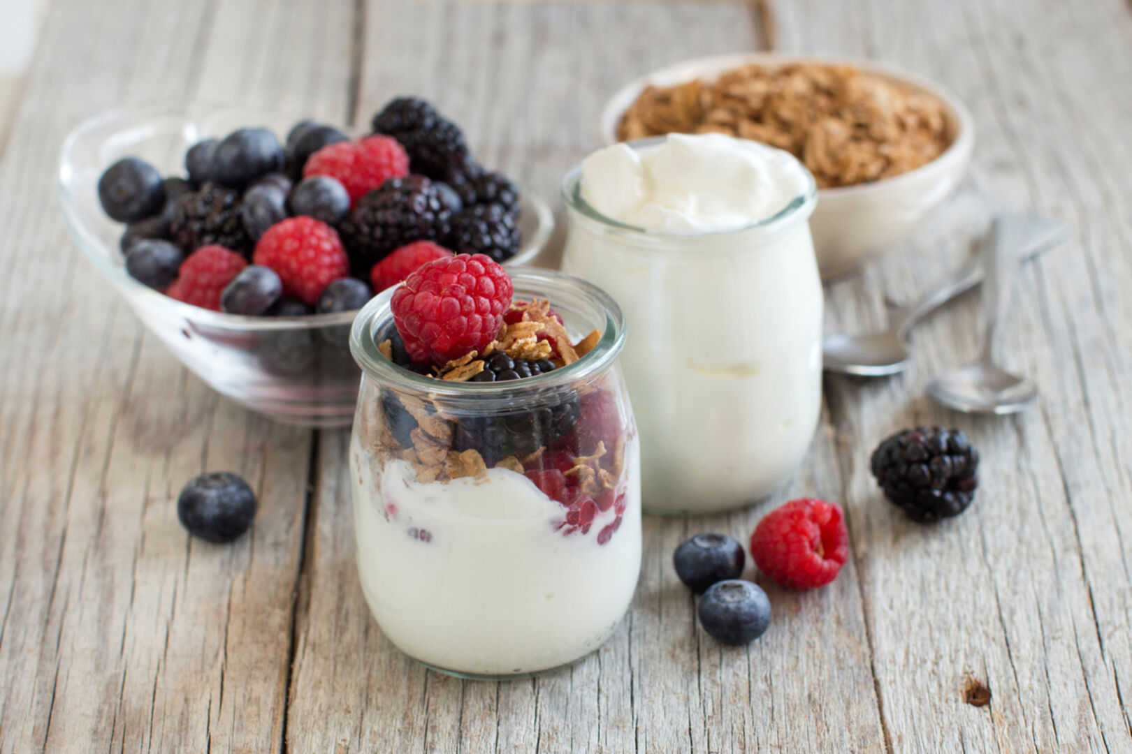 Früchte und Joghurts als gesunde Pausensnacks