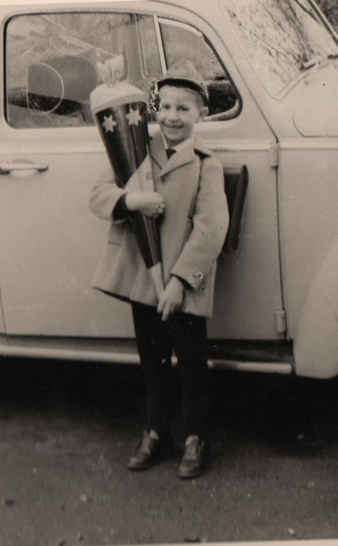 Junge mit Schultüte in den 1960er Jahren