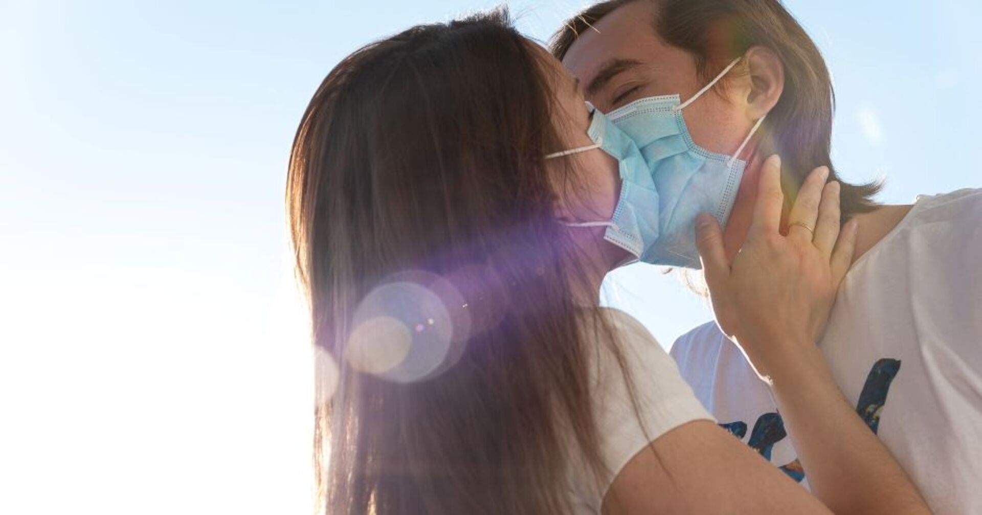 Verliebtes Paar mit Mund-Nasenschutz küsst sich | Credit: iStock.com/Anna Gorbacheva
