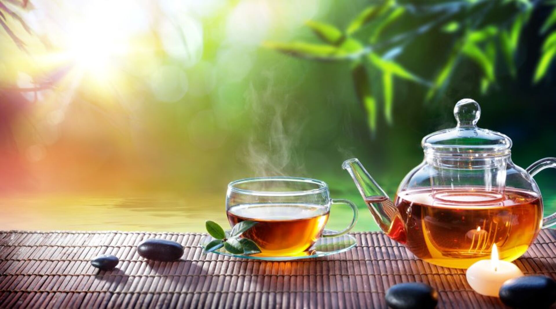 Gläserne Kanne mit schwarzem Tee | Credit: iStock.com/RomoloTavani