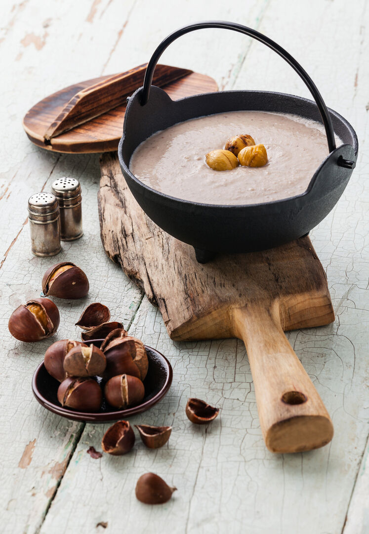 Maronisuppe wärmt am kalten Herbsttagen | Credit: iStock.com/Lisovskaya