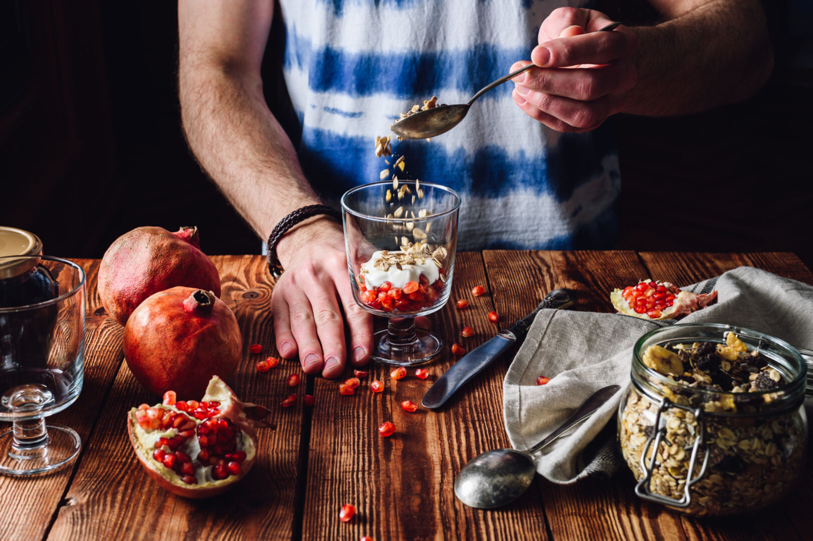 Mit gesunder Ernährung kann man den Haarausfall verlangsamen | Credit: Seva_blsv/iStock.com