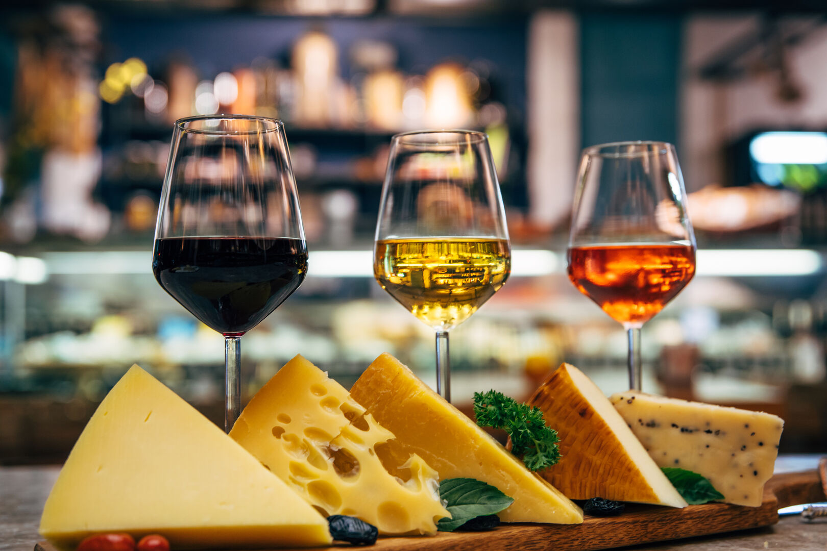 Weingläser und Käse bilden ein Genussduett