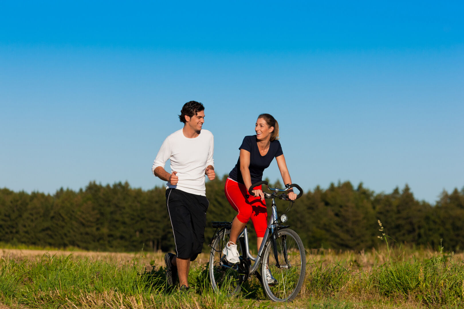 Laufen, walken, radfahren | Credit: iStock.com/kzenon