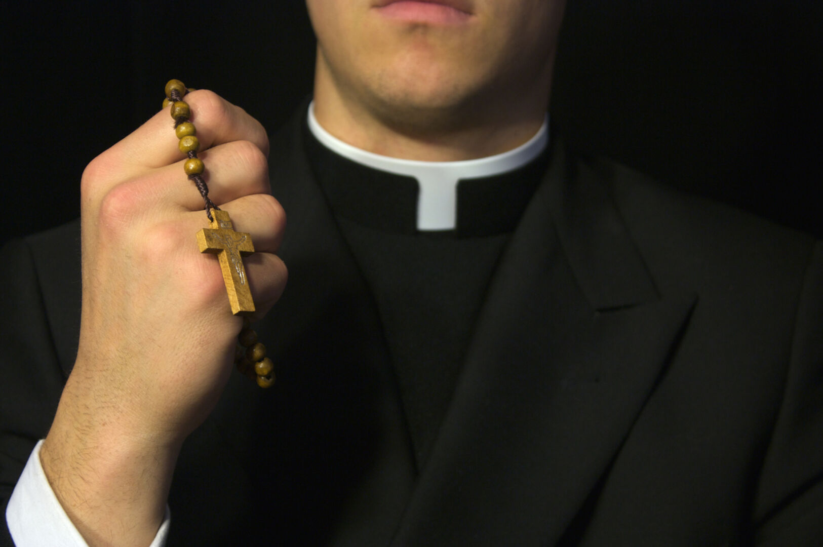 Priester mit Rosenkranz
