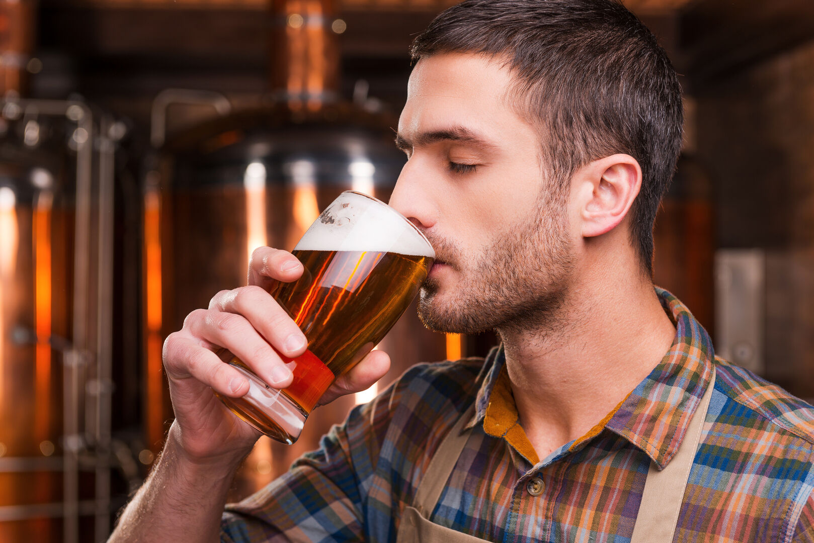 Ein junger Mann verkostet Craft Beer