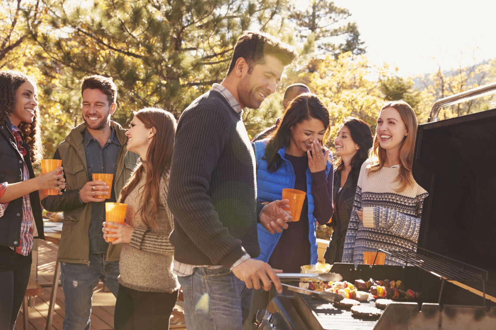 Grillspaß im Hebst | Credit: iStock.com/monkeybusinessimages