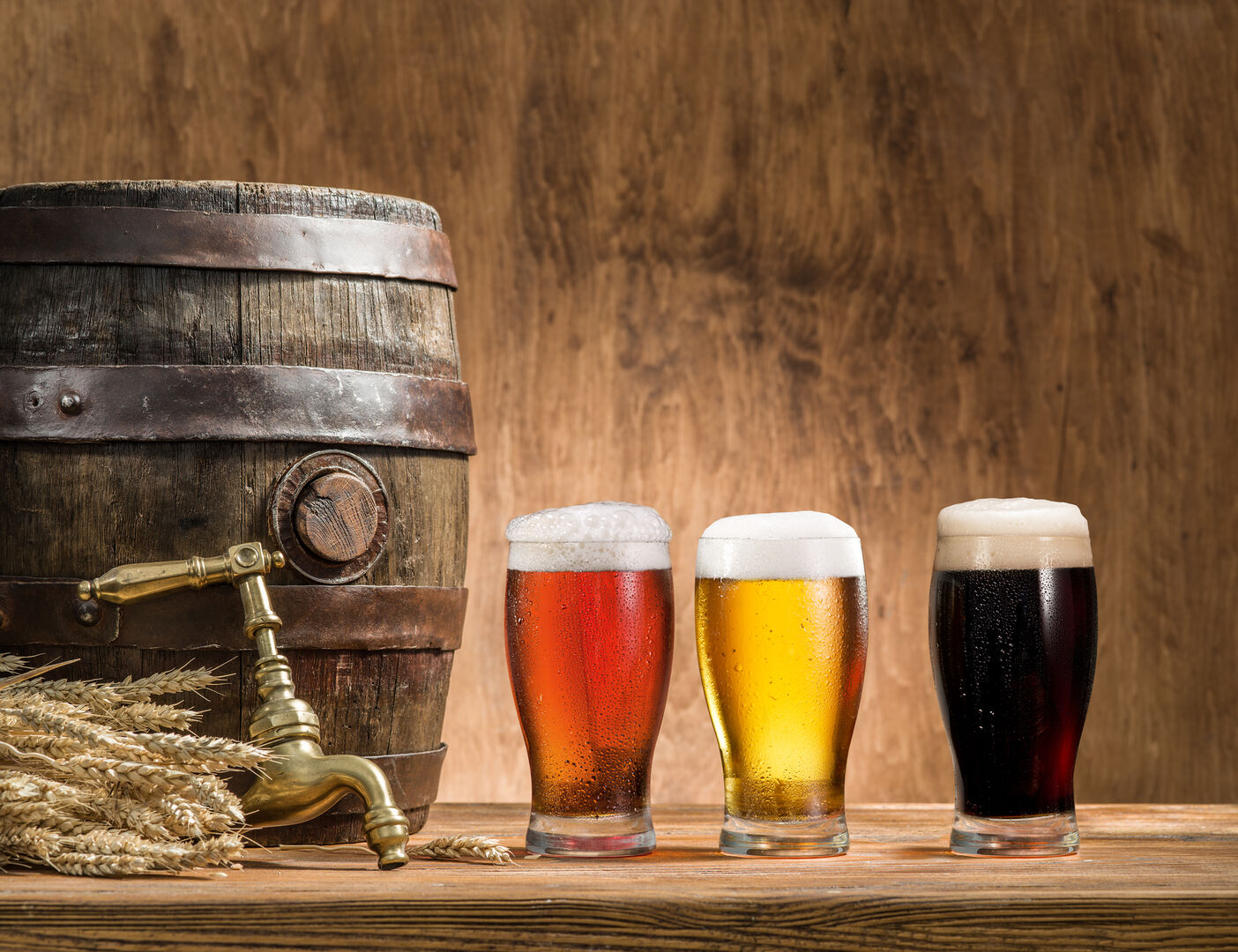 Bierfass und drei volle Biergläser