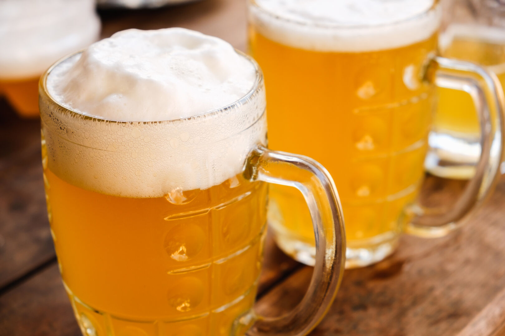 Frisch gefüllte Biergläser