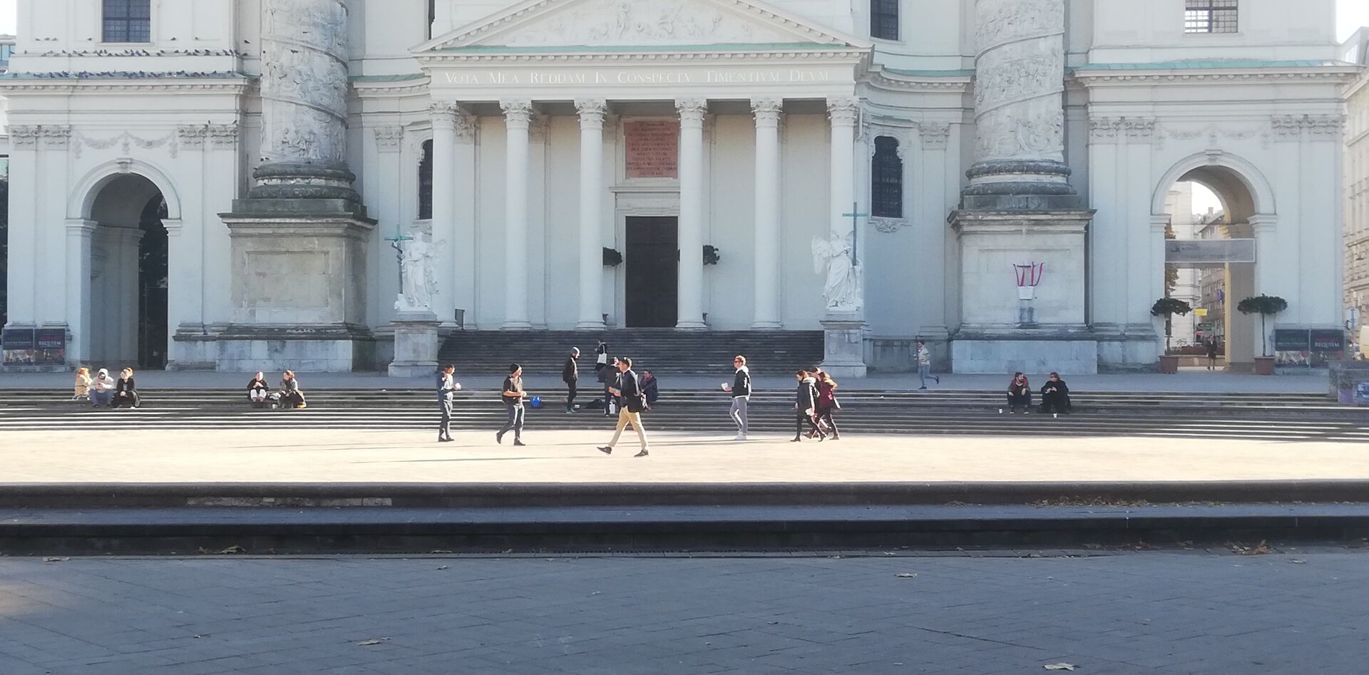 Vor der Karlskirche