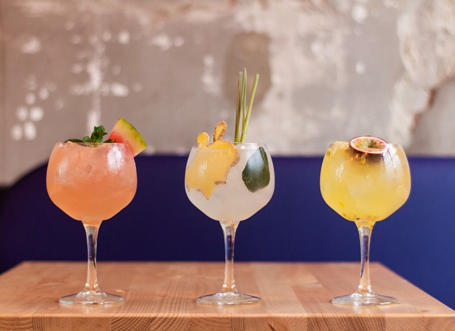 Drei volle Cocktailgläser auf einem Tisch