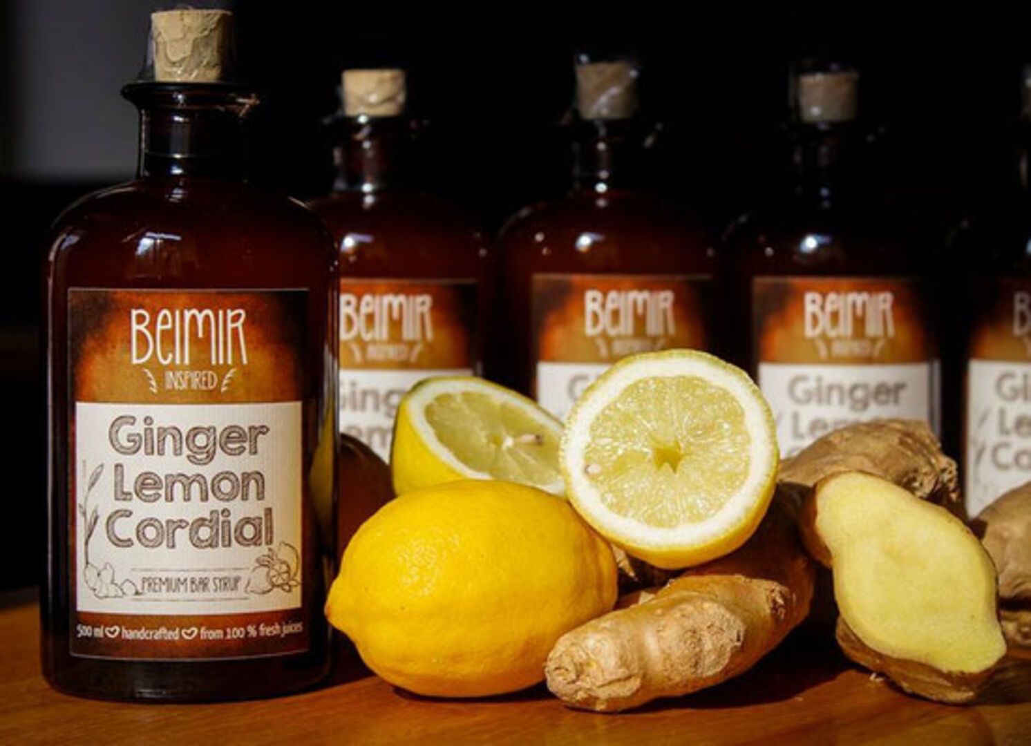 Eine Flasche mit dem Etikett "Ginger Lemon Cordial", Zitronen und Ingwer