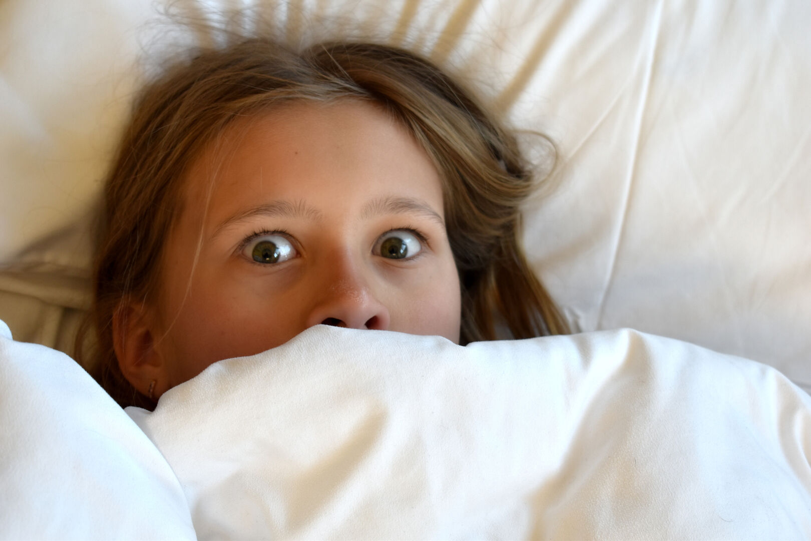 Mädchen unter der Decke