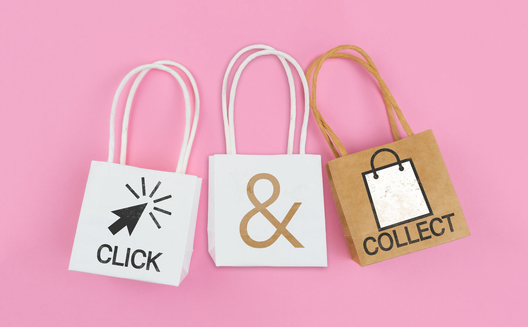 Taschen auf rosa Hintergrund