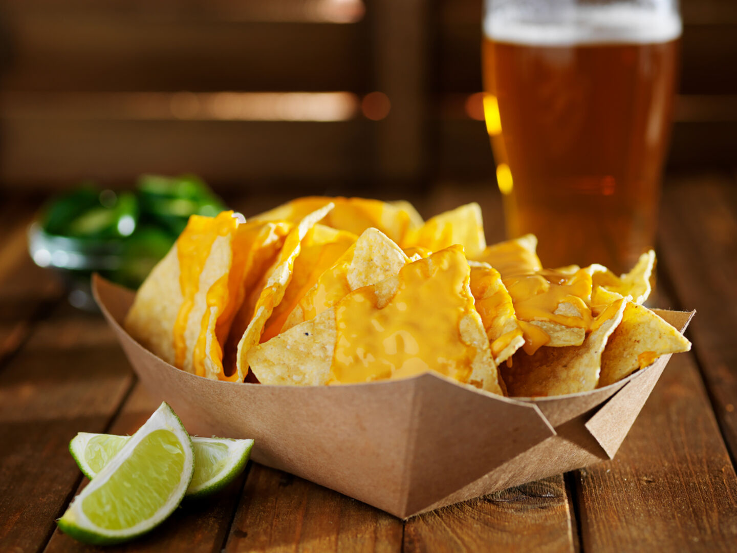 Nachos schmecken mit Käse, Faschiertem und Saucen | Credit: iStock.com/rez-art