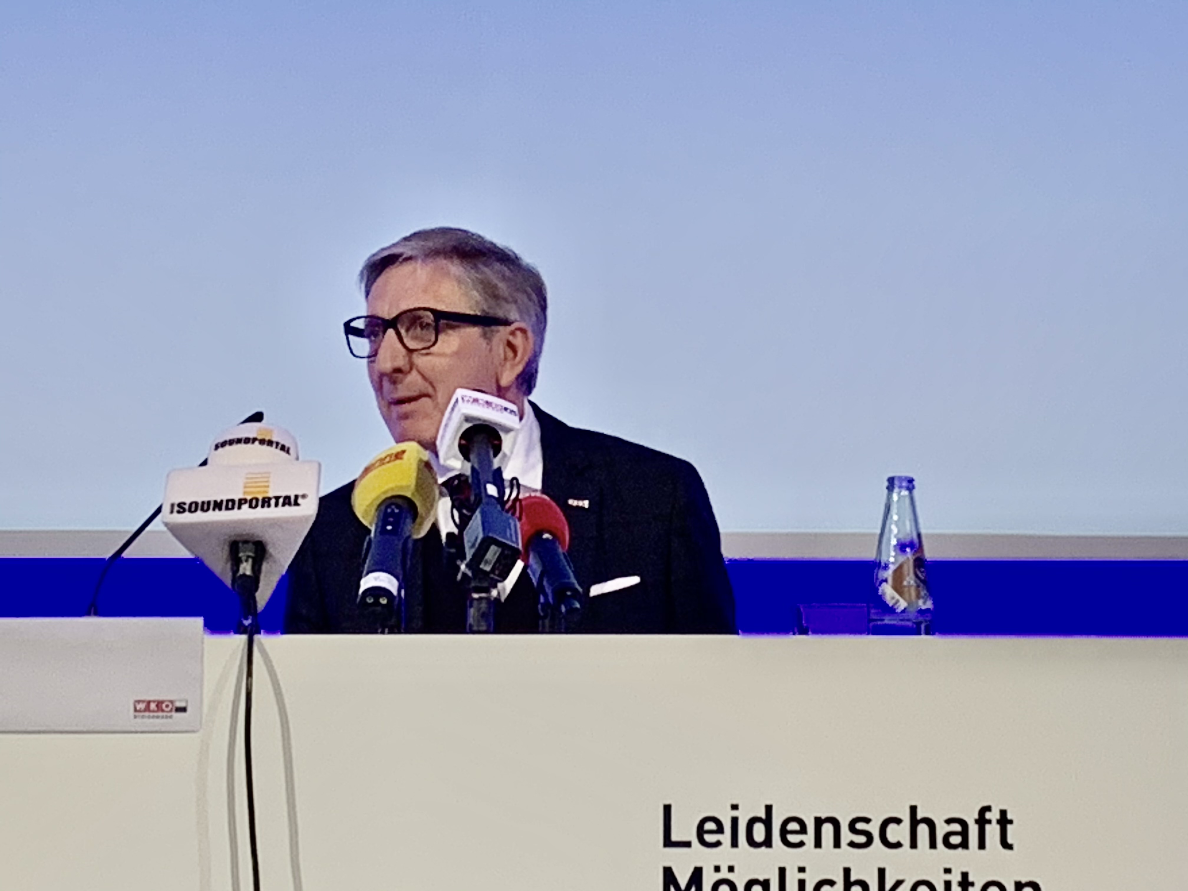 Josef Herk bei der Präsentation des Wirtschaftbaromters