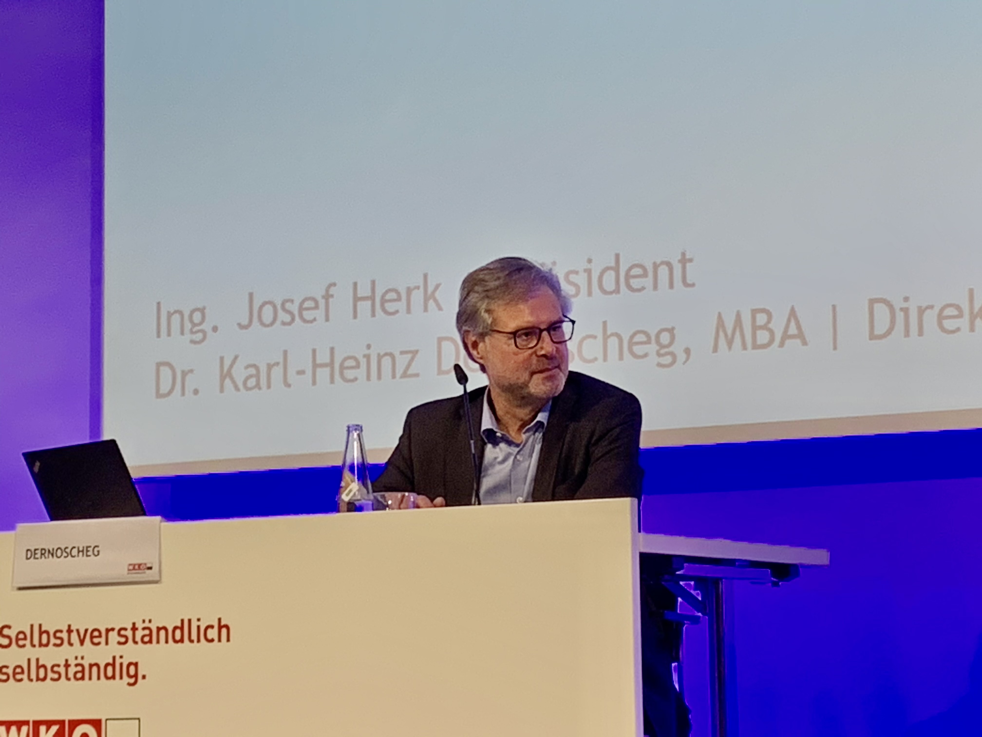 Karl-Heinz Dernoscheg bei der Präsentation des Wirtschaftsbarometers