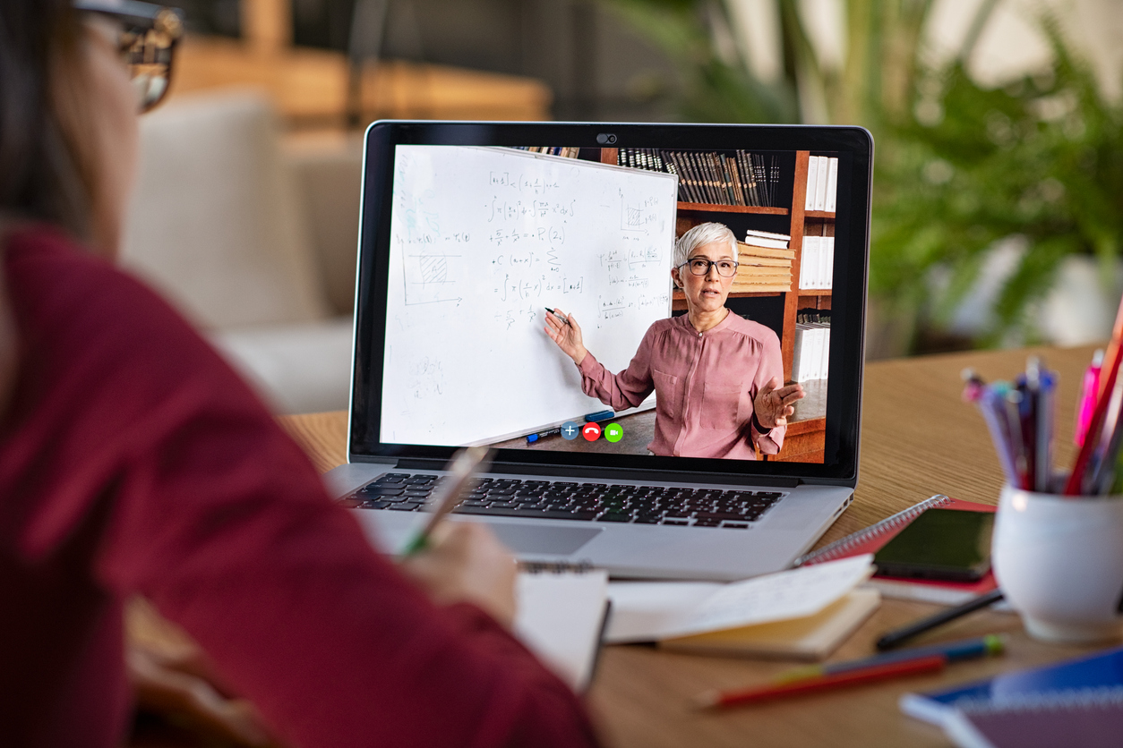 Schülerin beim Distance Learning | Credit: iStock.com/Ridofranz