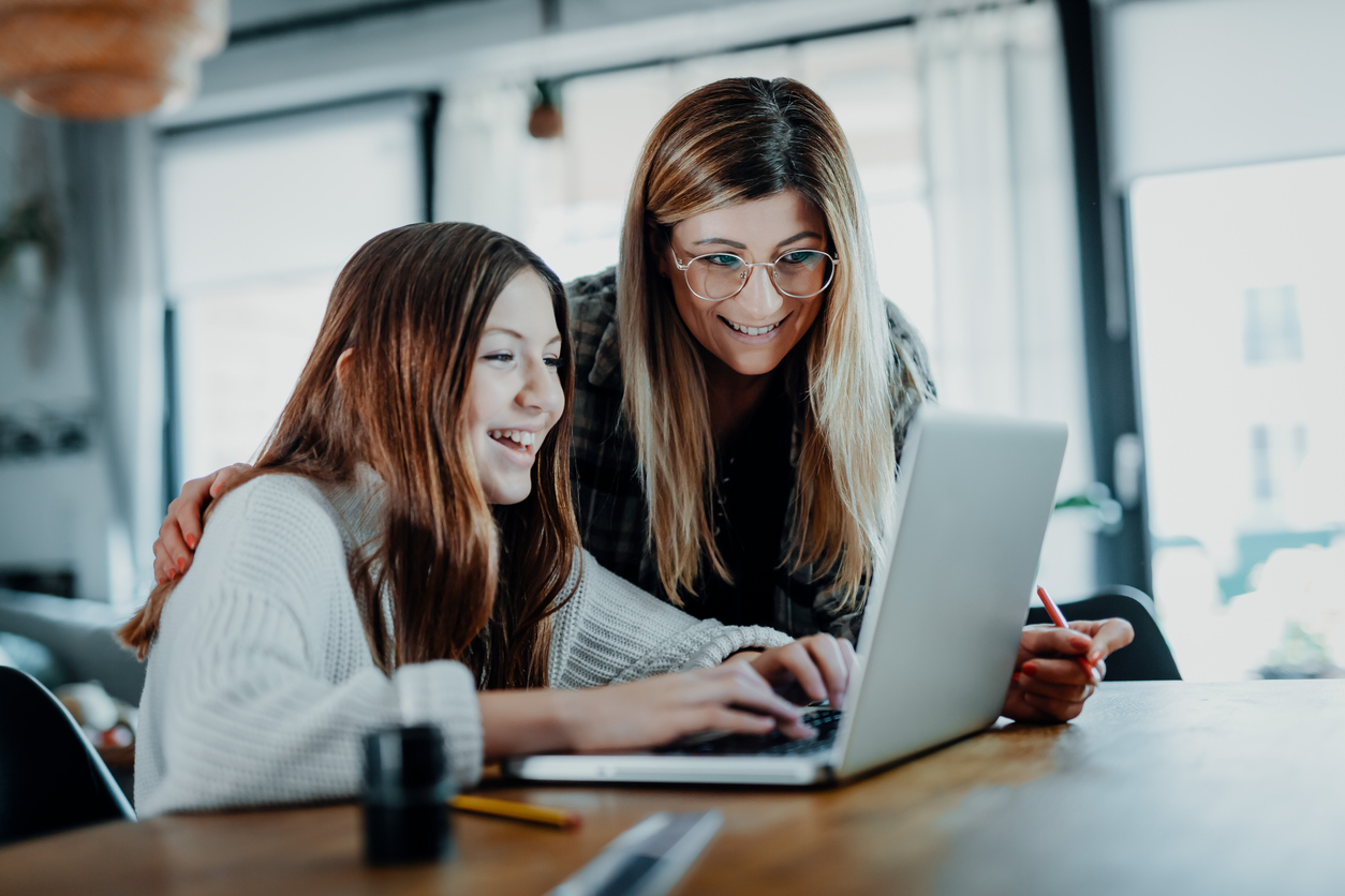 Schülerin und Mutter auf der Suche nach der richtigen Schule | Credit: iStock.com/Manuel Tauber-Romieri