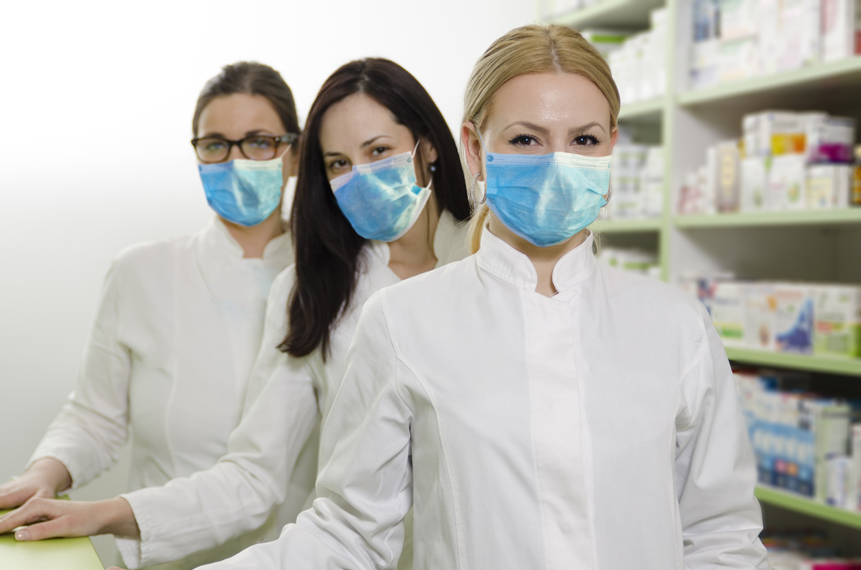 Drei Apothekerinnen mit Maske