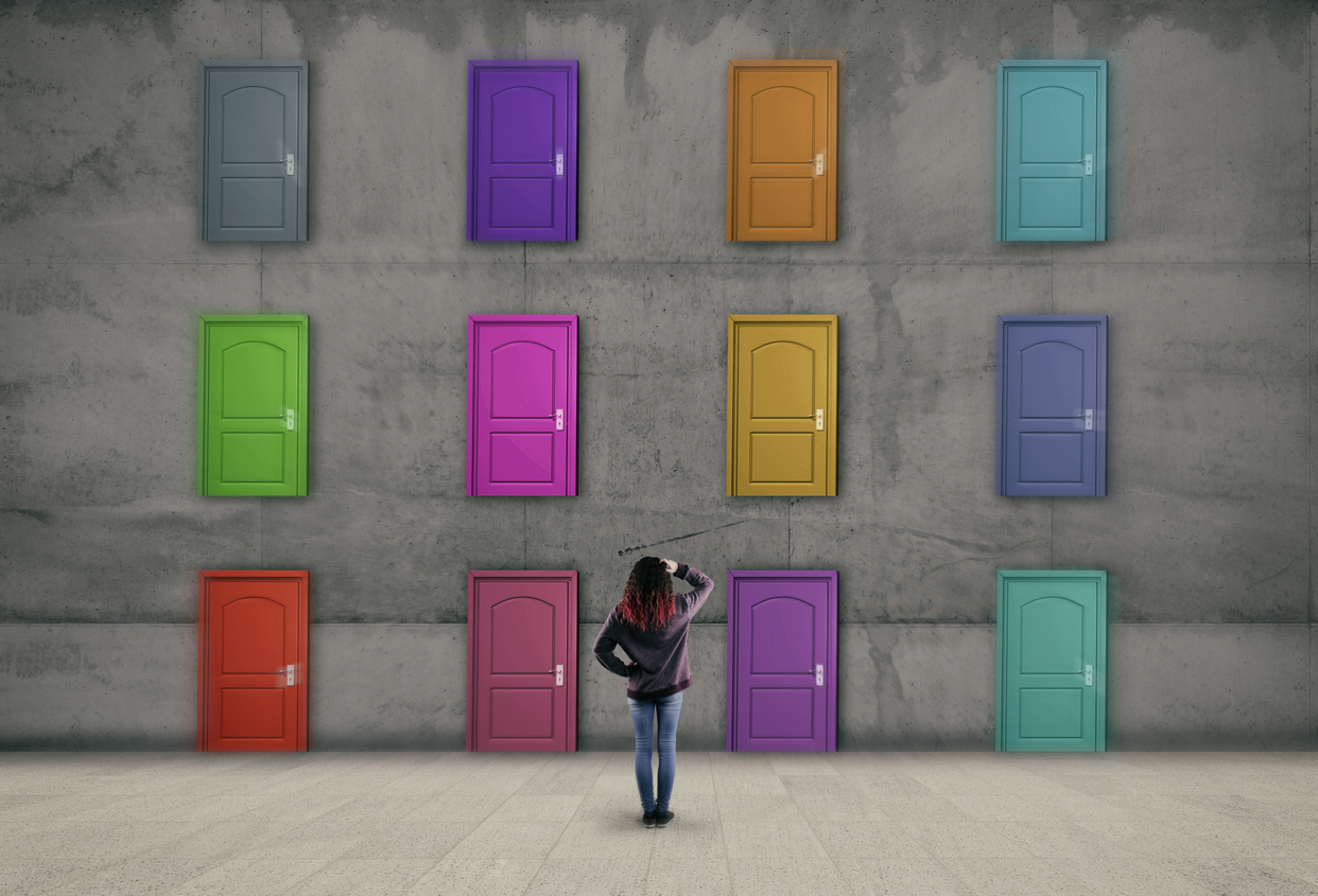 Welche Tür führt zu erfolgreicher Ausbildung &amp; Karriere? | Credit: iStock.com/ALLVISIONN