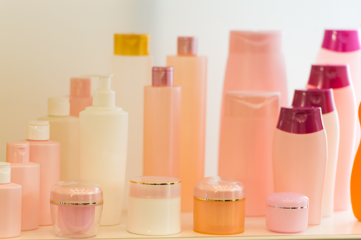 Eine Batterie von Körperpflege und Kosmetik-Plastikflaschen und Tiegeln