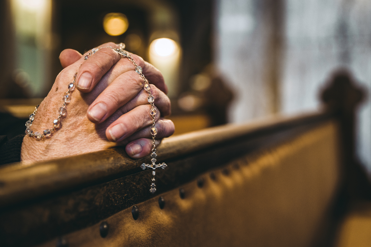 Hände zum Gebet gefaltet mit Rosenkranz | Credit: istock.com/jarino47