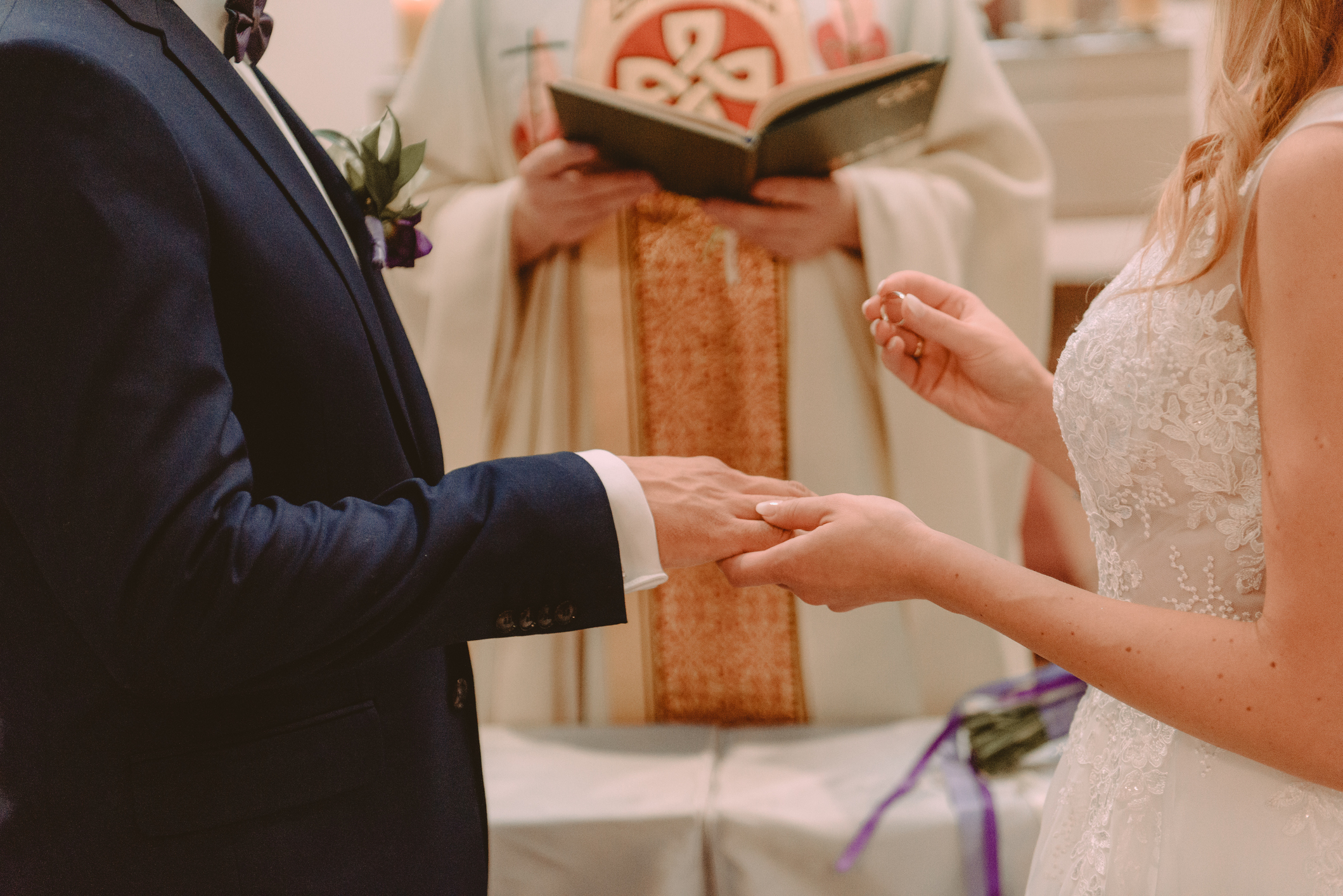Hochzeitspaar hält sich bei den Händen