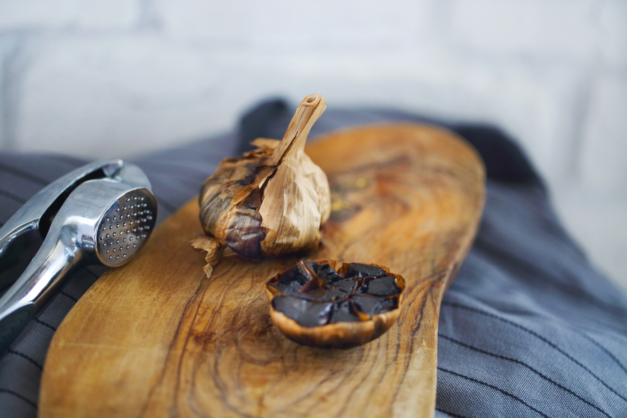 Schwarzer Knoblauch mit Presse | Credit: iStock.com/petrenkod