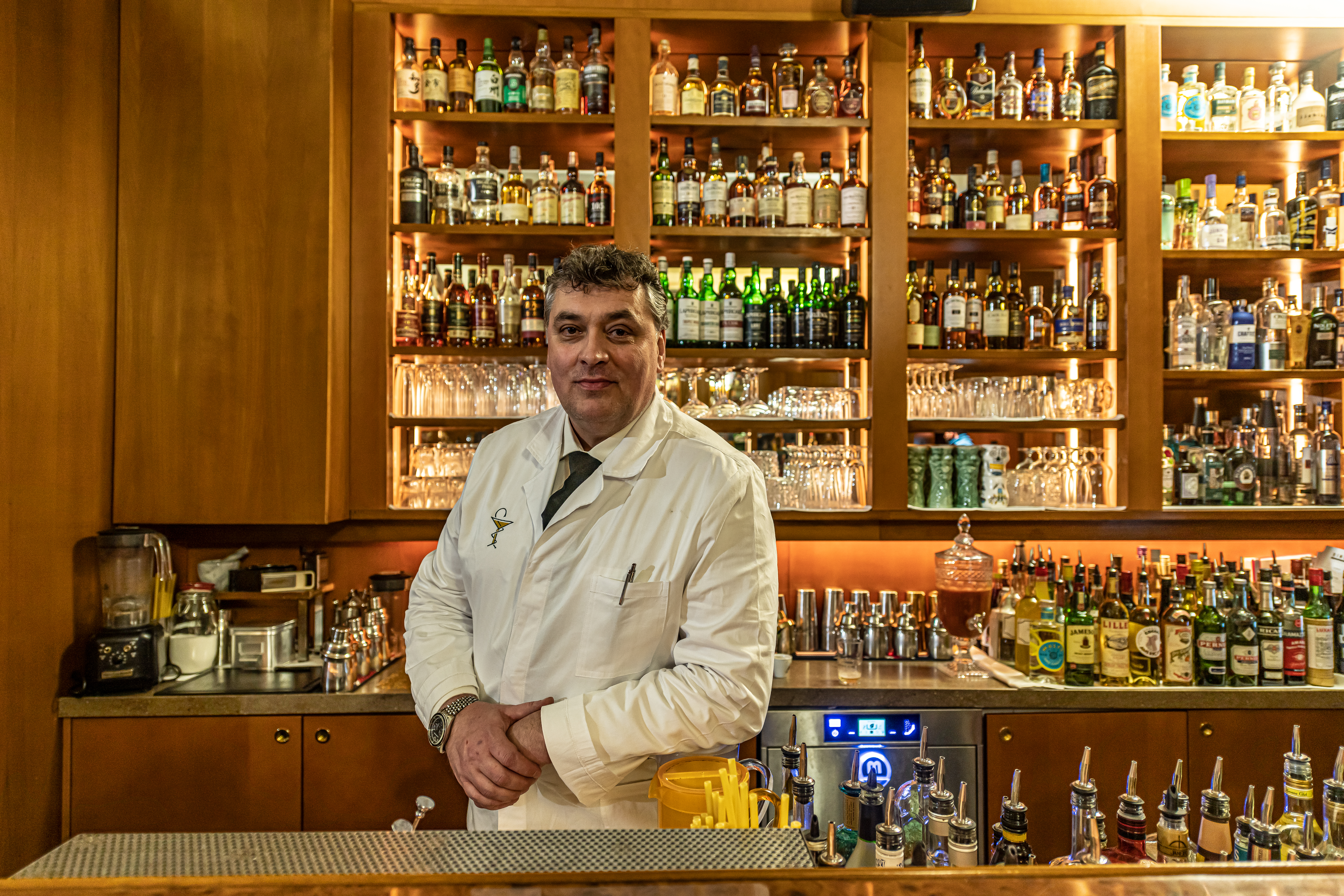Porträt des Besitzers von Dino's Bar, Heinz Kaiser, hinter dem Tresen